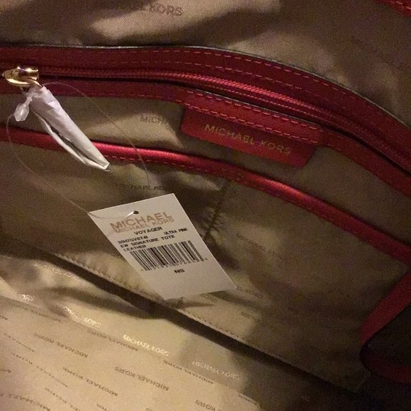 BRAND NEW MICHAEL KORS VOYAGER IN PINK - Picture 6 of 7